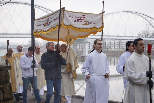 Danny Hartnedy, of Christ the King Church in Little Rock, walks past the Broadway Bridge during the Eucharistic Procession for Life in Little Rock&#039;s Riverfront Park, Jan. 22. (Malea Hargett photo)